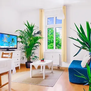 Apartment Helle, Ruhige 2 Zi-whg, 2 Baeder, Dd Neustadt, Lage 